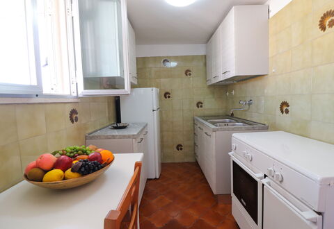 Isabel: Køkken, Køkken Apparat, Countertop, Større Bandage, Gulvbelægning, Træ, Etage, Cabinetry, Køkkenvask, Indretning