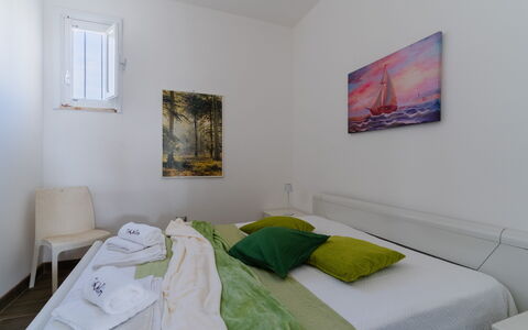 Azzurra: Væg, Soveværelse, Seng, Etage, Møbel, Indretning, Gulvbelægning, Sengetøj, Sengetøj, Værelse