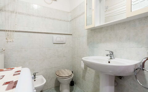 Milena: Gulvbelægning, Etage, Indretning, Sanitærarmatur, Værelse, Håndvask, Toilet, Loft, Vvs, Badeværelse