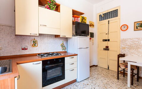 Milena: Større Bandage, Køkken Apparat, Køkken, Træ, Gulvbelægning, Indretning, Etage, Countertop, Cabinetry, Husholdningsapparat