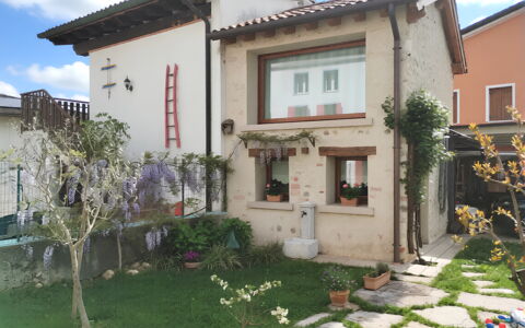 La Casetta dei Palù, Valdobbiadene: Hus, Dør, Hjem, Busk, Boligområde, Sommerhus, Have, Blomsterkrukke, Gård