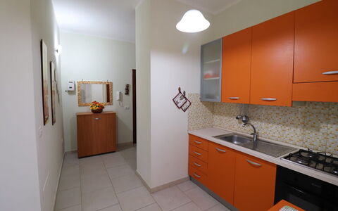 Lucia: Køkken, Countertop, Gulvbelægning, Træ, Køkken Apparat, Større Bandage, Indretning, Cabinetry, Etage, Møbel