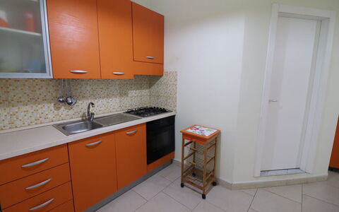 Lucia: Køkken, Køkken Apparat, Større Bandage, Countertop, Gulvbelægning, Træ, Køkkenvask, Etage, Cabinetry, Indretning