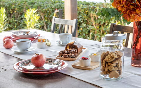 Casale Dolcemare: Mad, Bordservice, Serveware, Ingrediens, Bord, Tallerkner, Drinkware, Møbel, Plade, Frugt