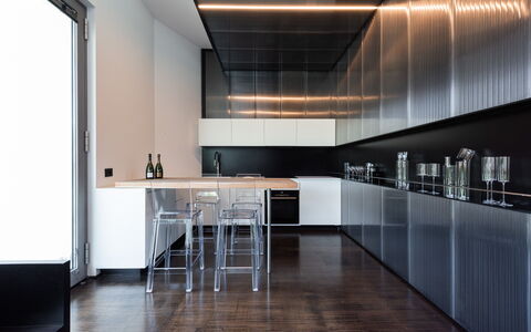 Villa Bilor Luxe: Indretning, Møbel, Gulvbelægning, Køkken, Loft, Etage, Belysning, Countertop, Stol, Køkken Apparat