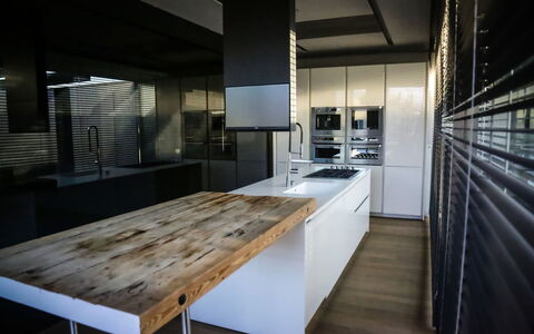 Villa Bilor Luxe: Indretning, Gulvbelægning, Møbel, Køkken, Countertop, Træ, Etage, Loft, Cabinetry, Belysning