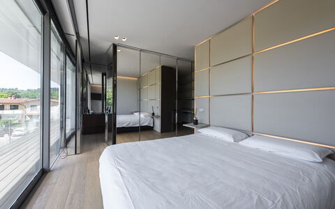 Villa Bilor Luxe: Indretning, Etage, Gulvbelægning, Seng, Soveværelse, Lejlighed, Glas, Bed Frame, Dagslys, Sengetøj