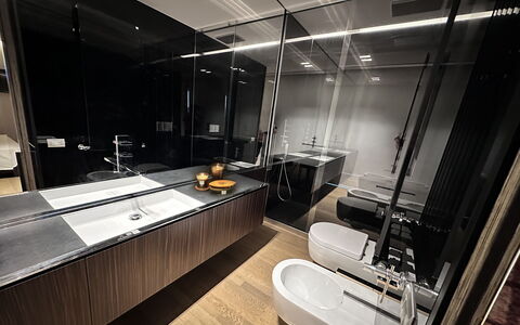 Villa Bilor Luxe: Indretning, Gulvbelægning, Sanitærarmatur, Etage, Badeværelse, Vvs, Badeværelsesvask, Tap, Belysning, Badeværelsesskab