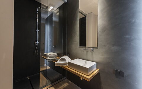 Villa Bilor Luxe: Gulvbelægning, Indretning, Etage, Loft, Belysning, Sanitærarmatur, Vvs, Lysarmatur, Badeværelse, Glas