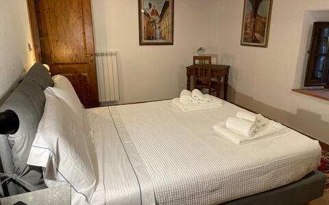 Borgo Antico, Pool, Barberino del Mugello: Soveværelse, Seng, Træ, Sengetøj, Sengetøj, Møbel, Indretning, Bed Frame, Værelse, Etage