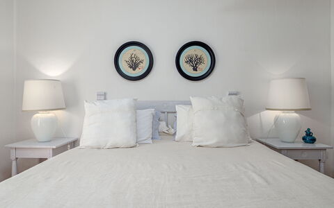 Residenza Rudalza: Seng, Møbel, Sengetøj, Soveværelse, Sengetøj, Sengetøj, Indretning, Textile, Throw Pillow, Belysning