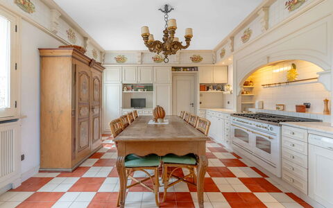 Villa Polistena: Indretning, Gulvbelægning, Køkken, Etage, Møbel, Træ, Loft, Countertop, Cabinetry, Belysning