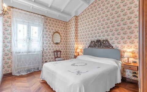 Villa Polistena: Soveværelse, Indretning, Sengetøj, Etage, Textile, Gulvbelægning, Seng, Sengetøj, Sengetøj, Værelse