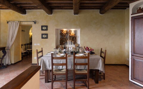 Villa Essiccatoio: Møbel, Indretning, Væg, Gulvbelægning, Loft, Køkken & Spisebord, Etage, Bord, Stol, Spisestue