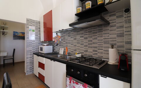 Galene'S Home: Køkken, Køkken Apparat, Større Bandage, Countertop, Gulvbelægning, Indretning, Møbel, Komfur, Etage, Cabinetry