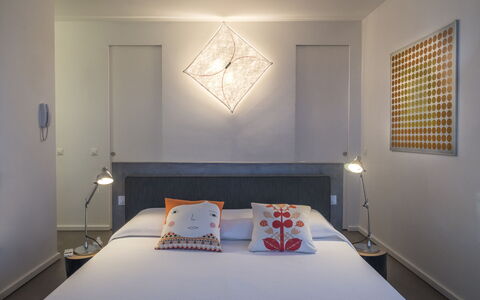Villa Carovi: Møbel, Indretning, Seng, Soveværelse, Væg, Loft, Lysarmatur, Sengetøj, Sengetøj, Etage