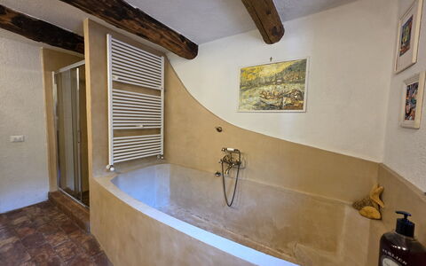 Il Casale di San Jacopo con Piscina Privata: Væg, Badekar, Gulvbelægning, Etage, Sanitærarmatur, Vvs, Loft, Flise, Tap, Badeværelse