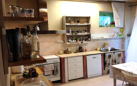 Villa Checco: Køkken Apparat, Køkken, Møbel, Større Bandage, Countertop, Indretning, Cabinetry, Gulvbelægning, Reoler, Hylde