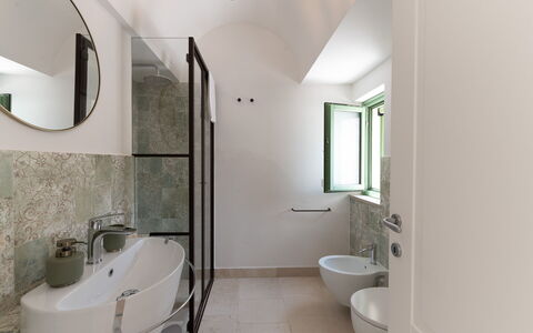 Trullo Miravista Valle D'Itria: Væg, Gulvbelægning, Indretning, Sanitærarmatur, Etage, Loft, Badeværelse, Belysning, Badeværelsesvask, Tap