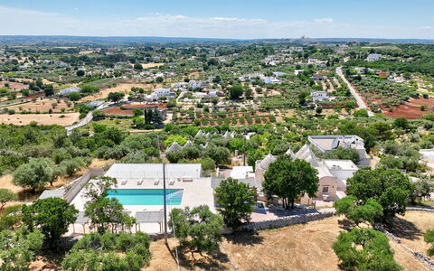 Trullo Miravista Valle D'Itria: Træ, Boligområde, Landskab, Fugleperspektiv, Luftfotografering, Estate, Forstad, Landscaping, Svømmepøl