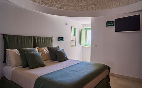Trullo Emmebi Vista Valle D'Itria: Møbel, Indretning, Gulvbelægning, Loft, Værelse, Seng, Soveværelse, Lysarmatur, Lampe, Pude