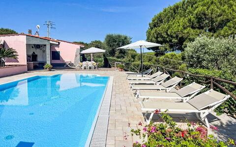Villa Cecilia: Udvej, Udendørs Møbler, Hotel, Ferieby, Svømmepøl