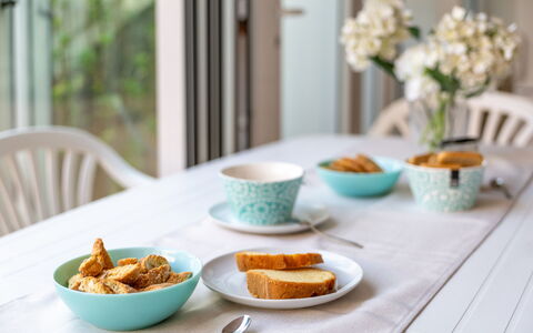 Veranda sul Conero: Bordservice, Serveware, Tallerkner, Bord, Møbel, Mad, Drinkware, Plade, Porcelæn, Kop