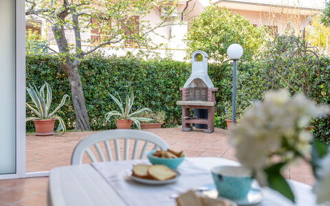 Veranda sul Conero: Møbel, Udendørs Møbler, Stol, Køkken & Spisebord, Udendørs Bord, Blomsterkrukke, Have, Skygge, Stueplante, Backyard