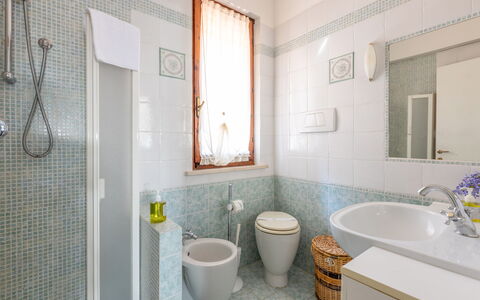 Veranda sul Conero: Badeværelse, Sanitærarmatur, Gulvbelægning, Indretning, Etage, Badeværelsesvask, Toilet, Håndvask, Toiletbræt, Tap