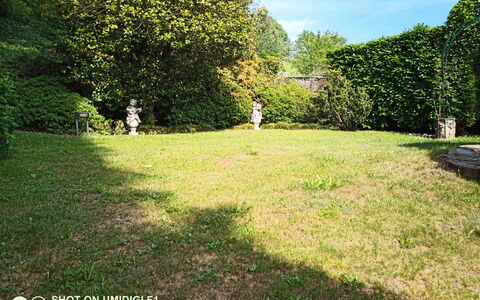 Bellavista Dimora Storica Vista Lago: Græs, Busk, Have, Land Lot, Lawn, Backyard, Skygge, Gård, Landscaping