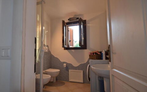 Appartamento Tamara, Budoni: Indretning, Gulvbelægning, Sanitærarmatur, Etage, Badeværelsesvask, Værelse, Badeværelse, Håndvask, Vvs, Møbel