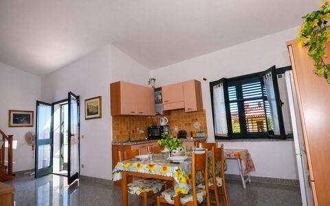 Appartamento Agrustos, Wifi, Ac: Møbel, Stol, Køkken & Spisebord, Skygge, Stueplante, Altan, Kaffebord, Udendørs Bord