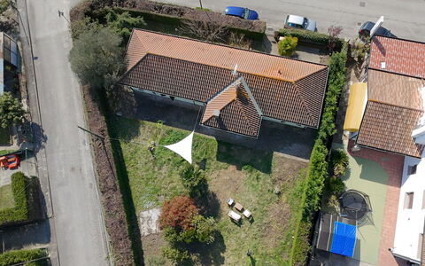 Villa Camerini, Nature, Bikes and Beaches: Boligområde, Hus, Tag, Kvarter, Hjem, Land Lot, Forstad, Landscaping, Estate, Have