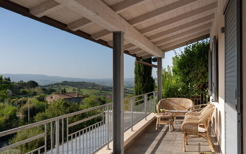 Villa Ombrone: Træ, Veranda, Møbel, Hjem, Altan, Dør, Udendørs Møbler, Dæk, Skygge, Bejdse