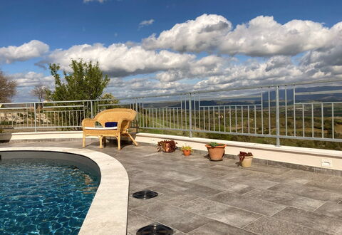 Villa Ombrone: Udendørs Møbler, Svømmepøl, Kompositmateriale, Flise, Skygge, Stol, Beton, Flise, Udvej, Water Feature