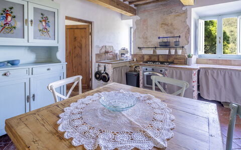 House in Sassa, Historic Tuscany Village, View: Møbel, Indretning, Gulvbelægning, Træ, Bord, Stol, Etage, Køkken, Køkken & Spisebord, Værelse