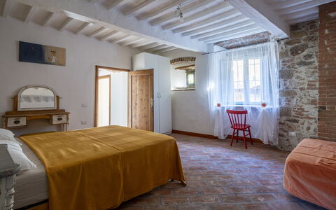 House in Sassa, Historic Tuscany Village, View: Møbel, Væg, Soveværelse, Seng, Træ, Gulvbelægning, Indretning, Loft, Sengetøj, Etage