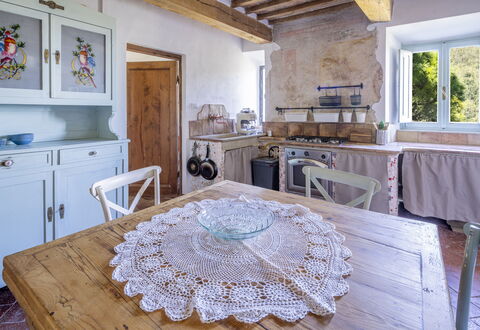 House in Sassa, Historic Tuscany Village, View: Møbel, Indretning, Gulvbelægning, Træ, Bord, Stol, Etage, Køkken, Køkken & Spisebord, Værelse