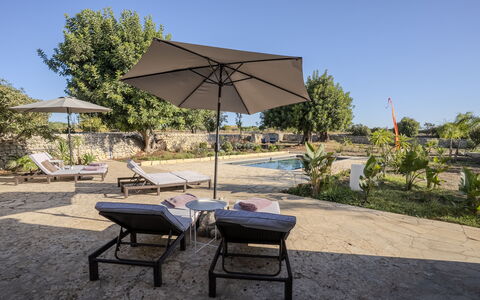 Villa Il Carato, Private Pool, Modica: Paraply, Udendørs Møbler, Møbel, Svømmepøl, Stol, Liggestol, Skygge, Udvej, Udendørs Bord, Landscaping