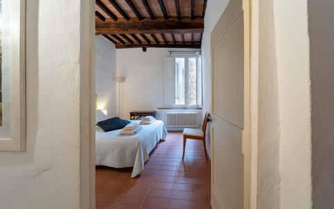 Le Loggine del Pignatello Apartment, Siena City: Væg, Træ, Loft, Gulvbelægning, Soveværelse, Indretning, Etage, Sengetøj, Værelse, Seng
