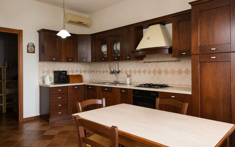 Villa Margi: Gulvbelægning, Møbel, Træ, Indretning, Køkken, Cabinetry, Etage, Countertop, Skab, Brun