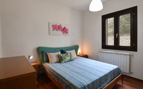 Villa Margi: Seng, Møbel, Indretning, Sengetøj, Soveværelse, Sengetøj, Væg, Værelse, Træ, Etage