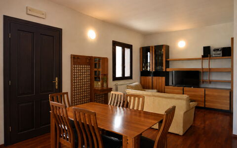 Villa Margi: Møbel, Gulvbelægning, Indretning, Etage, Træ, Loft, Trægulve, Bord, Værelse, Belysning