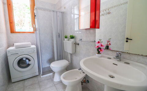 Amanda: Badeværelsesvask, Sanitærarmatur, Badeværelse, Håndvask, Gulvbelægning, Toiletbræt, Toilet, Etage, Indretning, Tap