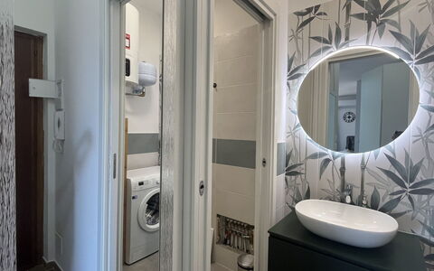 Titti e Giba: Indretning, Væg, Gulvbelægning, Etage, Sanitærarmatur, Toilet, Badeværelse, Loft, Belysning, Værelse