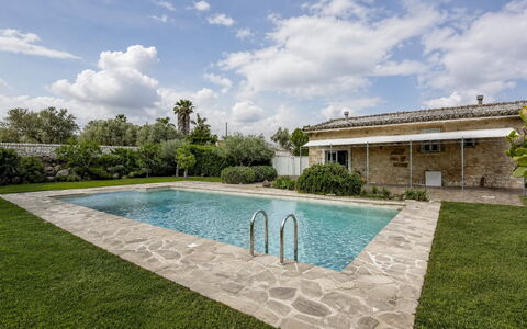 Villa Fontanazza: Svømmepøl, Estate, Kompositmateriale, Backyard, Have, Udvej, Stuehus, Landscaping, Hacienda, Skygge