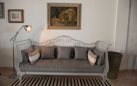 Villa Sole - Exclusive Villa al Conero con Piscina: Møbel, Indretning, Couch, Gulvbelægning, Etage, Hjem, Stue, Værelse, Throw Pillow