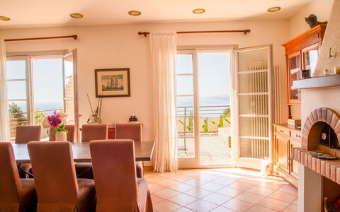 Villa Sole - Exclusive Villa al Conero con Piscina: Møbel, Stol, Bord, Indretning, Gulvbelægning, Træ, Køkken & Spisebord, Etage, Belysning, Spisestue