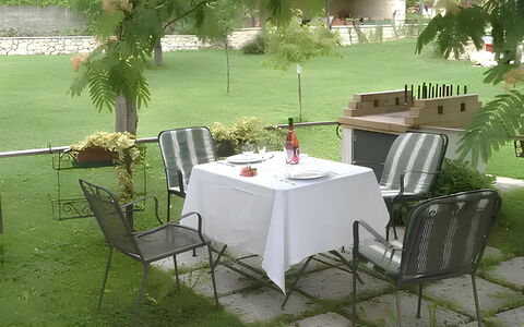 La Corte di Marga - Casa Gustet: Møbel, Stol, Udendørs Møbler, Bord, Udendørs Bord, Skygge, Have, Paraply, Backyard, Dug