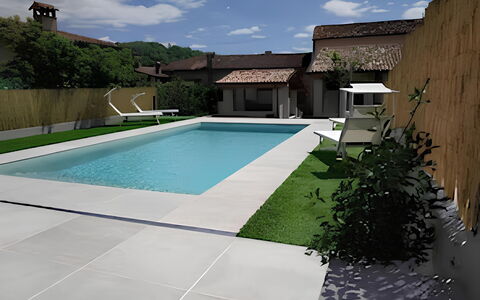 La Corte di Marga - Casa Gustet: Svømmepøl, Kompositmateriale, Beton, Estate, Backyard, Gård, Skygge, Landscaping, Gårdsplads, Villa